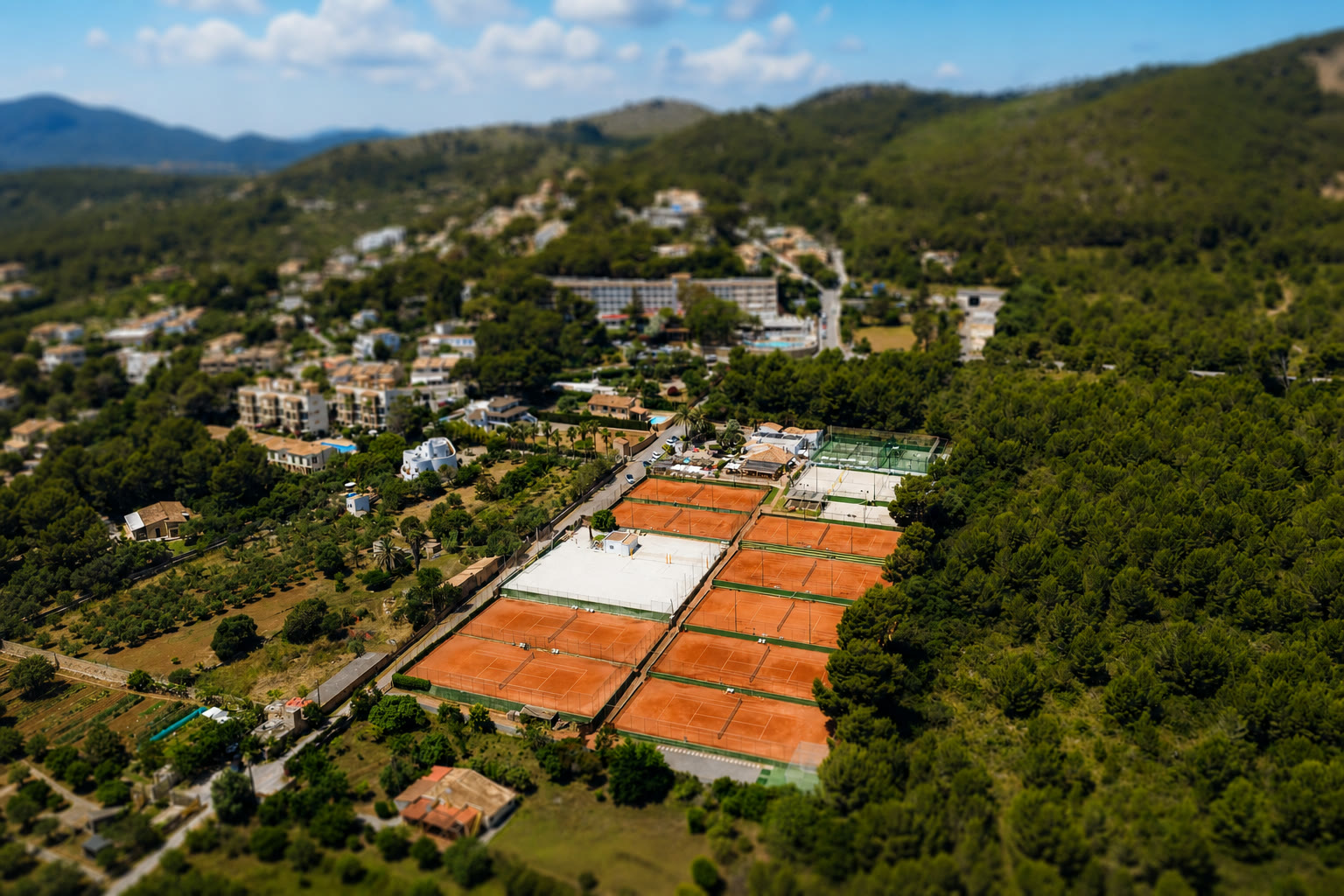 Club deportivo en Cala Ratjada con tenis, pádel y vóley playa